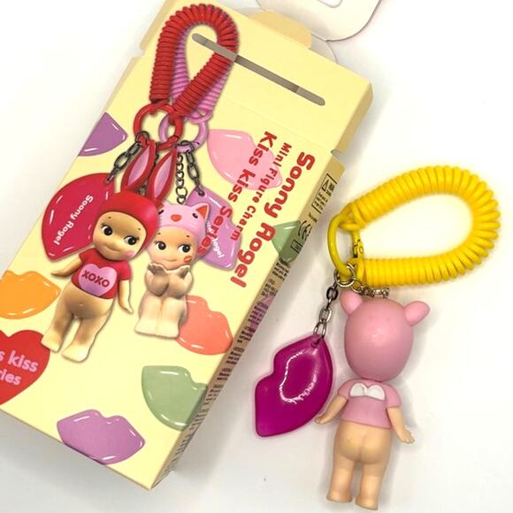 New Sonny Angel Kiss Kiss Series Pink Pig Mini Figure Keychain w/Box - Picture 2 of 2